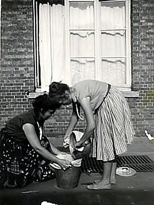 1959 - Chiromeisjes op bivak in Veerle<br/>leidsters Christiane Vermijlen<br/>
en Magda Vangrunderbeek