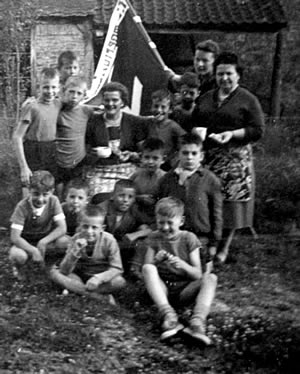 De Burchtknapen op bivak in Jann&eacute;e 1961<br>
rechtstaand: Jef Van Holsbeke, Pol Carels, Isidore Smets, <br/>kookmoeder L&egrave;ne, Willy Carels, Roland Mylle, <br/>leider Frans, kookmoeder Clothilde<br>
zittend: Hugo Van Pee, Marc Morris, Edgard Bertels, <br/>Johan Morris, Etienne Jochmans<br>
vooraan: Erik Borgillion en Guido Dekeyzer