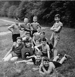 Bivak Maredsous 1962<br>
rechtstaand: Pol Carels, Rob Vandenplas, Jef Vanholsbeke, Luc Dekeyzer<br>
geknield: Etienne Borloo (half verborgen), Jef Deherdt, Guido Vanholsbeke, Pol Deherdt<br/>
zittend: Freddy Vandenplas, Lode Vander Elst, Guido Dekeyzer (achter de elleboog van) Firmin Derom<br/>
liggend:Remi Callewaert, Jos "van de slinke"