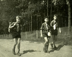 Bivak Kasterlee 1964<br>
de voltallige (!) Knapen-afdeling:<br>
Guido Dekeyzer, Johan Morris en Roland Mylle<brf>
alledrie 12 jaar oud... toen...