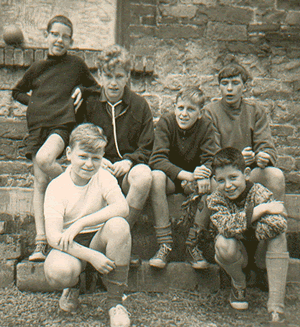 Knapen op bivak in Florzé 1965<br />achteraan: Wilfried Boes, leider Marcel Merchiers, Jos Vranckx, leider Guido "Beatle" Van Holsbeke<br />
vooraan: Marc Jalon, Johan Morris<br />
achter de camera: knaap Marc Morris