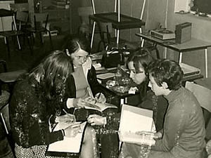 1970 - leidingskring in het Chiromeisjeslokaal
<br/> achteraan in het Parochiaal Centrum