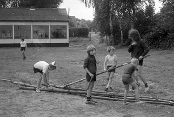 Bivak 1973 Herseltt : de Speelclub bouwt een Kiekeboe-circus