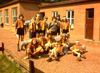 Kerels bivak 1974 Helchteren -
vertrek tweedaagse trektocht<br />
staand van links naar rechts: 
leider Marc Vander Elst, Alex Jochmans, Marc Cumps,<br /> Marc Vrebos,
Stef Vanderhulst, Luc Trappeniers, leider Paul Moeys<br />
zittend: Michel Robeet, Ivo Deputter, Luc Vermijlen,
Paul Ermgodts, Alain Morris, Johan Desie