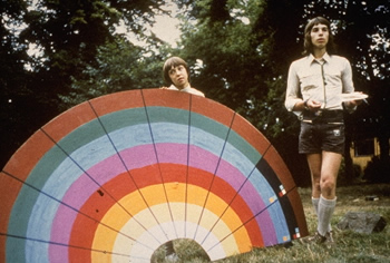 "Gouden regenbogen in het samenspel"<br />John Vrebos leidt de avondevaluatie op bivak in Goefferdinge 1975<br />Yves Puttemans biedt logistieke steun.