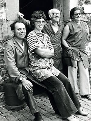 kookies Glons 1976<br/>
links: Fernand en Virginie Moeys<br/>
rechts: Frans en L&egrave;ne Morissens.
L&egrave;ne had toen al 15 jaar ervaring als kookmoeder van Chiro Leefdaal en deed er nog 10 jaar bij !