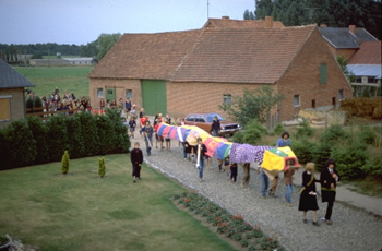 Bivak 1979<br/>
Een feeststoet onder leiding van de "burgemeester" trekt de kampplaats binnen.
