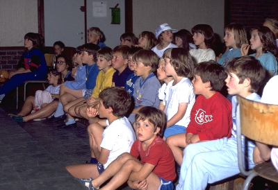 Ademloos toekijken bij de zangstonde op bivak in Schoppen (1992)
