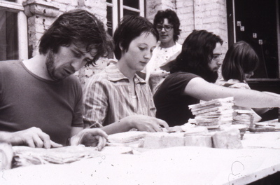 Bivak Goefferdinge 1975<br />
De technische leiding helpt in de keuken :<br />
Guido, Katelijn, Rudy en Linda smeren boterhammen<br />
Virginie brengt nog wat extra-werk aan