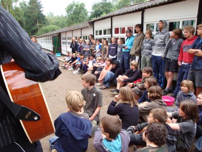 2008 - Meeuwen - verzamelen voor opening